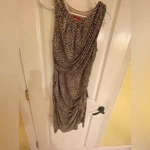 Figure flattering fitted dress. Leopard print.